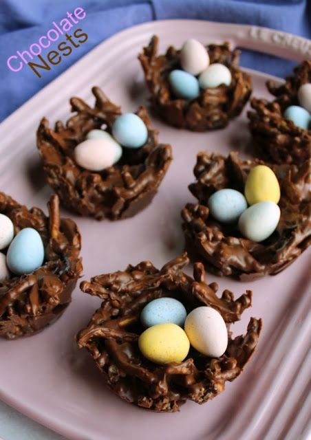 These sweet chocolaty no bake treats look like birds nests but taste like haystack candies. They are quick and easy to make and perfect for spring and Easter. Cadbury Mini Egg Cookies, Easter Birds Nest, Birds Nest Cookies, Easter Egg Nest, Easy Easter Treats, Birds Nests, Easter Nests, Candy Egg, Cooking Chocolate