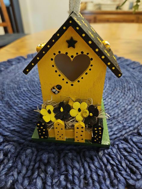 Hand painted decorative birdhouse. Painting Birdhouses Ideas, Painting Birdhouses Ideas Simple, Painting Birdhouses, Birdhouses Ideas, Birdhouse Projects, Hand Painted Birdhouses, Birdhouse Craft, Bird Houses Ideas Diy, Handmade Birdhouses