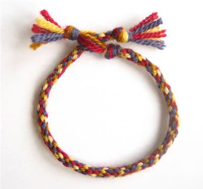 Woven Bracelet Tutorial, Diy Bracelets How To Make, Diy Friendship Bracelet, Friendship Bracelets Easy, Macrame Bracelet Tutorial, Bracelets Friendship, Friendship Bracelets Tutorial, Thread Bracelets, Diy Bracelets Easy