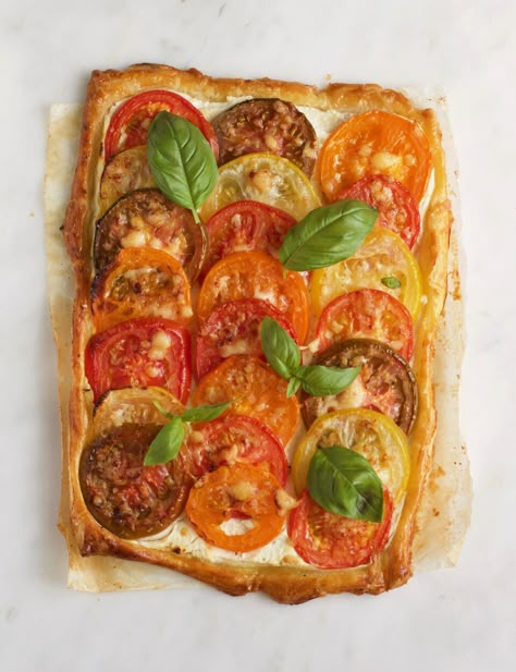 Rustic Tomato Tart, Cherry Tomato Tart, Heirloom Tomato Tart, Tomato Tart Recipe, Puff Pastry Crust, Cheese Puff Pastry, Puff Pastry Tart, Tarte Fine, Puff Pastry Dough