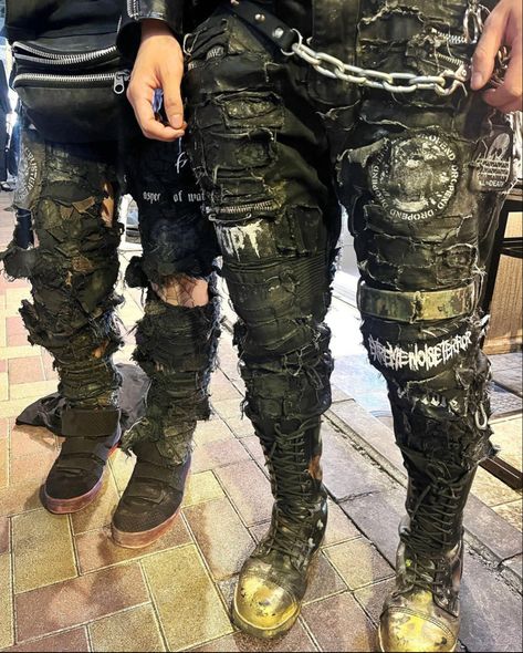 Crust Punk Fashion, Grunge Mens Fashion, Crust Punk Pants, Diy Emo Clothes, Diy Goth Clothes, Metalhead Fashion, Crust Pants, Comfortable Casual Outfits, Punk Fashion Diy