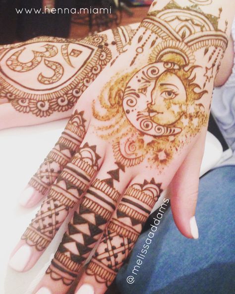 Sun and moon Henna hand design om Sun And Moon Mehendi Designs, Moon And Sun Henna Designs, Moon Mehendi Designs Back Hand, Moon Mehendi Designs, Heena Design Moon, Henna Moon, Henna Tattoo Designs Arm, Henna Tattoo Hand, Henna Tattoo Designs Hand