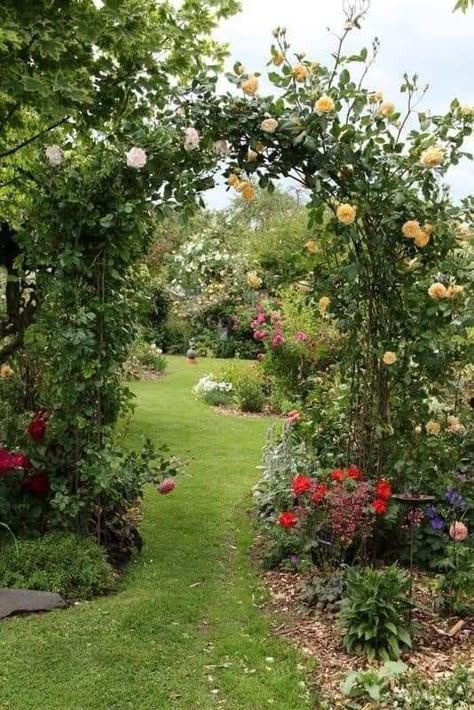 Beautiful House Images, Garden Archway, Dream Landscape, Backyard Landscape, Water Features In The Garden, House Apartment, Cottage Gardens, Beauty Natural, Garden Trellis