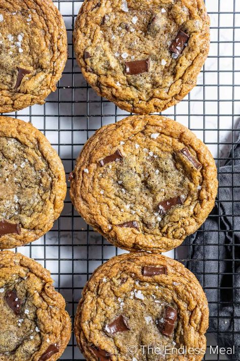 These brown butter sea salt chocolate chip cookies are worth hiding from the kids! Ok, or at least make a double batch so there's more than enough to go around. The crisp edges and buttery soft centers are what dreams cravings are made of. #theendlessmeal #cookies #brownbutter #chocolatechip #chocolate #dessert #chocolatedessert #holidaycookies #christmascookies #chocolatechipcookies #brownbuttercookies Choclate Chip Cookie Recipe, Salt Cookies Recipe, Sea Salt Chocolate Chip Cookies, Salt Chocolate Chip Cookies, Buttery Chocolate Chip Cookies, Salted Chocolate Chip Cookies, Brown Butter Cookies, Brown Butter Chocolate Chip Cookies, Caramel Chocolate Chip Cookies