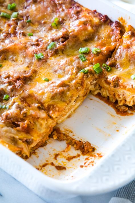 This delicious homemade lasagna has a Mexican flair you will love to take your lasagna up a notch on pasta night! Easy Homemade Mexican Lasagna is layers of lasagna noodles, taco meat and cheese! #julieseatsandtreats #lasagna #mexican #mexicanlasagna #dinner #lasagnarecipe #easydinner #dinnerrecipe Lasagna With Egg Noodles, Mexican Lasagna Recipe With Noodles, Taco Lasagne, Recipes With Lasagna Noodles, Mexican Lasagna Recipes, Mexican Lasagna, Easy Lasagna Recipe, Homemade Mexican, Lasagna Noodles