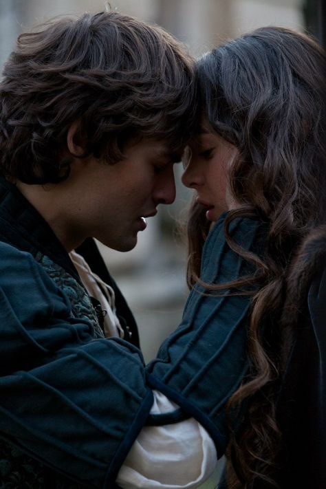 .. Romeo Ve Juliet, Douglas Booth, Foto Gif, Romeo Y Julieta, Couple Style, Writing Characters, Foto Vintage, Photo Couple, Story Inspiration