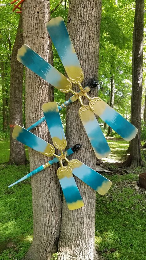 Homemade Yard Decor, Trash Garden, Garden Design Vegetable, Garden Tips And Tricks, Ceiling Fan Crafts, Fan Blade Art, Ceiling Fan Art, Dragonfly Yard Art, Garden Diy Projects