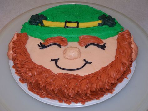 Leprechaun cake Leprechaun Cake Ideas, St Patricks Day Cookie Cakes, St Pattys Recipes, Irish Treats, Leprechaun Cake, Patrick Cake, Lucky Charms Cake, Irish Cake, Holiday Baking Gifts