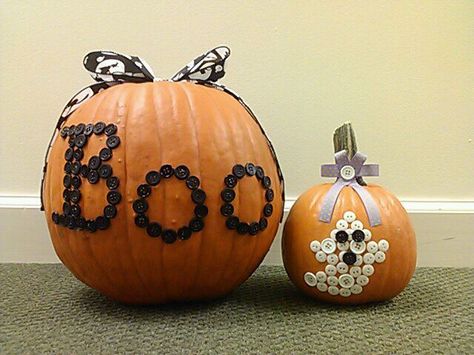 Boo and Ghost pumpkins I made with buttons Unique Pumpkin Decorating, Decorated Pumpkin, Pumpkin Inspiration, Pumpkin Decorating Ideas, Creative Pumpkin Decorating, No Carve Pumpkin Decorating, Pumpkin Uses, Pretty Pumpkins, Creative Pumpkins