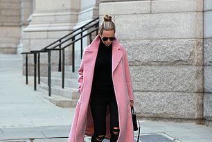 Pink Statement Pink Coat Outfit Winter, Baby Pink Coat, Pink Coat Outfit, Brooklyn Blonde, Heavy Clothing, Pink Coat, Looks Black, Coat Outfits, Swag Outfits