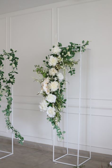 Flower Pillars Wedding, Standing Flower Wedding, Flower Pillars, Wedding Flower Stand, Wedding Floor, Wedding Pillars, Stand Flower, Wedding Mirror, Sweetheart Table Wedding