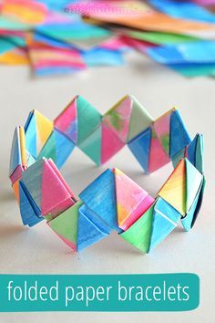 oh yes we will be making these folded paper bracelets! Paper Bracelets, Easy Crafts For Teens, Vika Papper, Paper Bracelet, Kerajinan Diy, Diy Crafts For Teens, Crafts For Teens To Make, Activities For Girls, Folding Origami