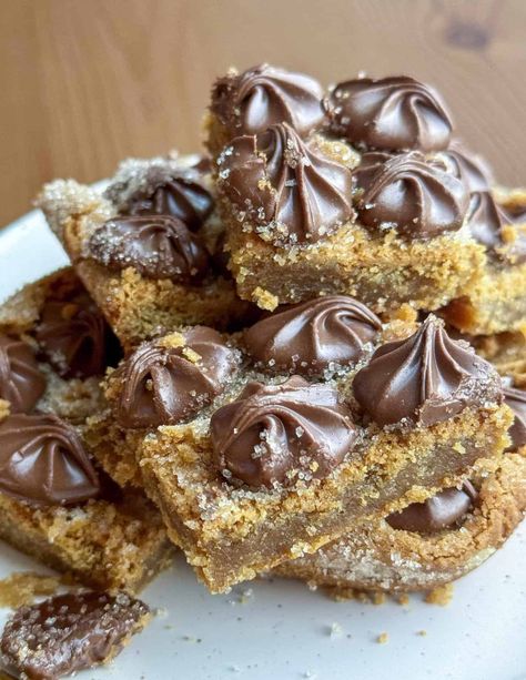 Gooey Peanut Butter Blossoms Bars - Classic Recipe Peanut Butter Blossom Bars, Peanut Butter Blossoms Recipe, Low Sugar Treats, Peanut Butter Blossom, Peanut Blossoms, Butter Blossoms, Peanut Butter Blossom Cookies, Classic Peanut Butter Cookies, Cream Cheese Pie