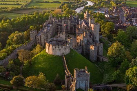 Medieval Castle Interior, Castle Reference, England Castles, London Day Trips, Grand Castle, Castle Rooms, Arundel Castle, Dark Tourism, Castles To Visit