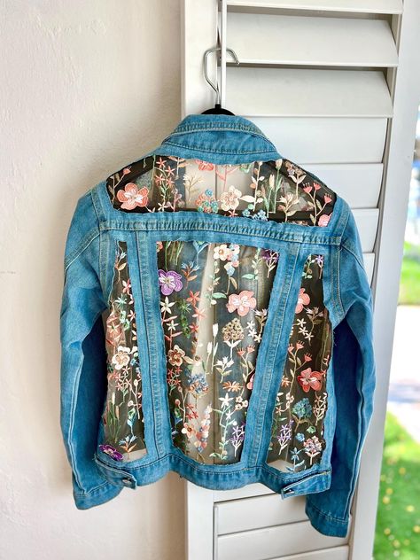 Butterfly Jean Jacket, Denim Embroidery Jacket, Art Show Outfit, Painted Sweatshirt, Recyceltes Denim, Customised Denim Jacket, Altered Clothes, Designer Denim Jacket, Butterfly Makeup