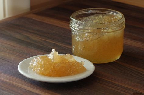 Learn how to make this vanilla pear jam, made with fresh pears, powdered pectin, and vanilla sugar or vanilla bean paste. Pear Sauce Recipe, Blueberry Freezer Jam, Yogurt Frosting, Vanilla Jam, Pear Preserves, Pear Sauce, Freezer Jam Recipes, Caramel Pears, Pear Jam