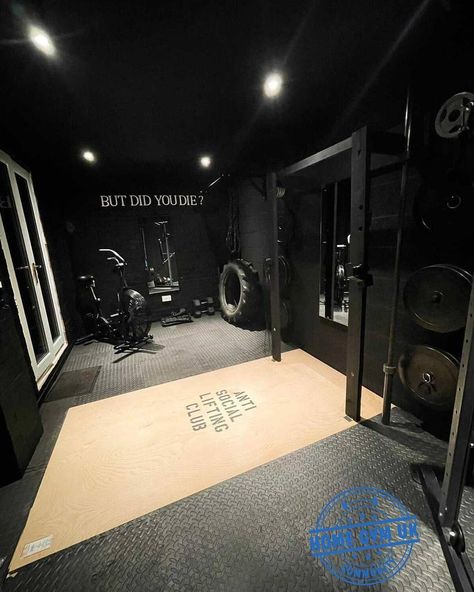 Big Gym Design, Black Home Gym Aesthetic, Black Gym Interior, Home Boxing Gym, Gym Man Cave, Garage Home Gym, Barndo House, Garage Redesign, Dark Gym