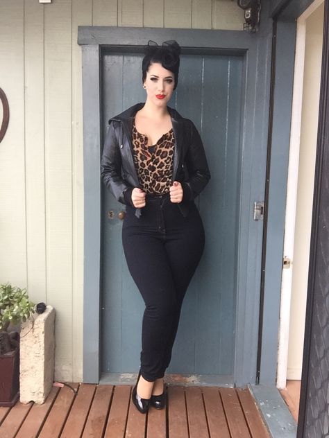 Rockabilly Fashion Outfits, Rockabilly Girls, Miss Victory Violet, Mode Rockabilly, Victory Violet, Rockabilly Looks, Vintage Outfits 90s, Punk Rock Outfits, Rockabilly Girl