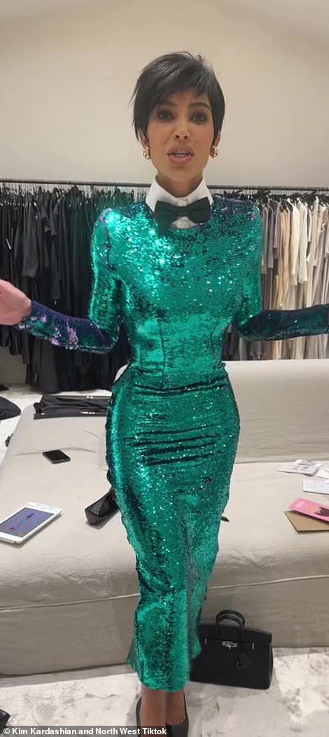 Kris Jenner Green Dress, Kim Kardashian Green Dress, Kim Kardashian Dress To Impress, Kris Jenner Dress To Impress, Celebrity To Dress Up As, Celebrity Style Dress To Impress, Kris Jenner Halloween Costume, Kardashians Costume, Celebrity Event Outfits Dress To Impress