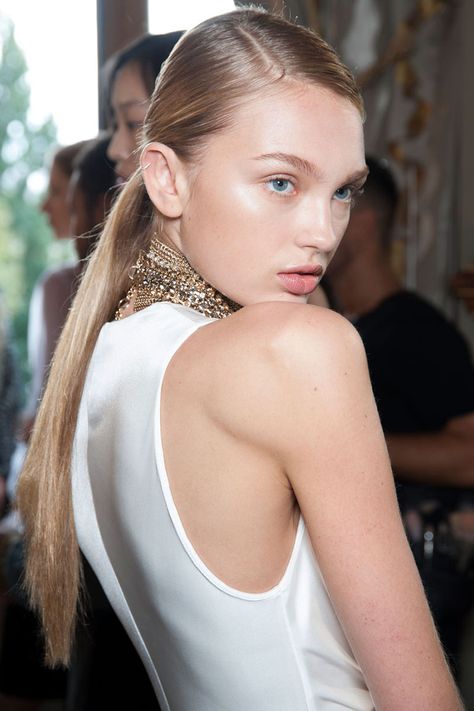 Glow For It 2017 Hair Trends, Easy Everyday Hairstyles, Runway Beauty, Romee Strijd, Hair Styles 2017, Low Ponytail, Sleek Ponytail, Side Part, Everyday Hairstyles