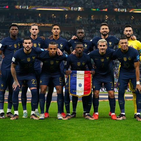 Equipe de France de Football on Instagram: "𝗔 𝗟 𝗟 𝗘 𝗭 𝗟 𝗘 𝗦 𝗕 𝗟 𝗘 𝗨 𝗦 !! 💙🤍❤️ - Come on boys!! #ARGFRA I #FiersdetreBleus" France Team Football, France Players, France National Football Team, Fifa Qatar, French Football Players, France National Team, France Soccer, France Team, France Love