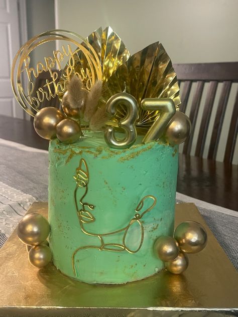 Gold Birthday Cake, Birthday Cakes For Women, Cakes For Women, Gold Birthday, Green And Gold, Cake Decorating, Birthday Cake, Green, Cake