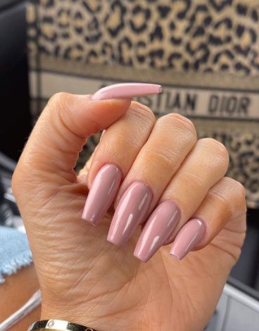 mauve pink neutral nails. nude coffin nail ideas. wedding nude nails. Mocha Pink Nails, Mauve Neutral Nails, Dusk Pink Nails, Nude Mauve Nails, Classic Nail Ideas, Pink Neutral Nails, Summer Nude Nails, Mauve Pink Nails, Nude Spring Nails