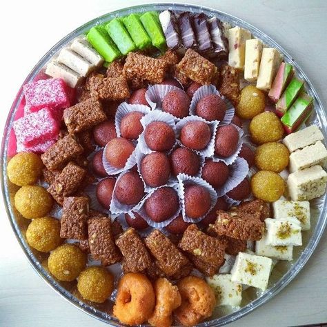 Mithai Platter, Food Without Fire, Indian Food Party, Pakistani Sweets, Eating Food Funny, Diwali Sweets, Diwali Food, Tea Snacks, Indian Dessert