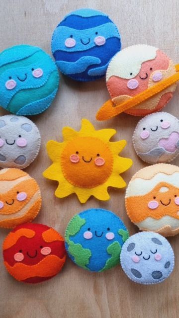 Earth Crafts For Toddlers, Felt Spaceship, Felt Crafts To Sell, Felt Solar System, Felt Planets, Felt Sun, Planet Toys, Moon And Earth, Diy Busy Books