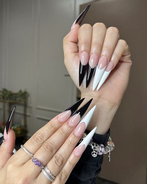 Cute Pointy Nails, Stiletto Nails Medium Length, Black French Tip Stiletto Nails, Black And White Stiletto Nails, Stiletto Nails French Tip, French Tip Stiletto, White Stiletto Nails, Black Stiletto Nails, Acrylic Nails Stiletto