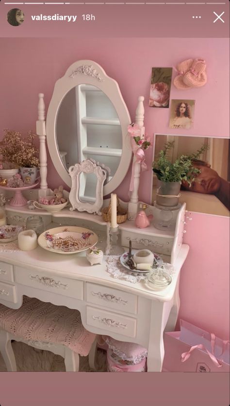 Coquette Dressing Table, Cuartos Coquette, 50s Bedroom Aesthetic, Coquette Kitten, Room Coquette, Vanity Inspo, Kawaii Room Ideas, Royal Room, Kawaii Bedroom