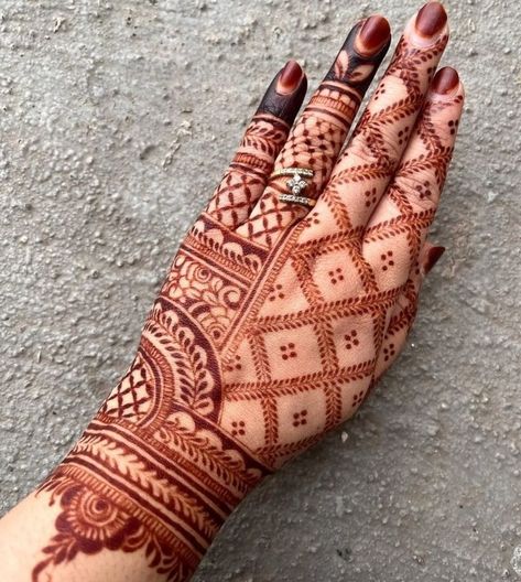 Music Mehendi Designs, Plam Mehandi Designs Simple, Plam Mehandi Designs, Mehdi Degine, Backhand Mehndi Designs, Henna Recipe, Palm Mehndi, Mehandi Designs Easy, Homemade Bookmarks