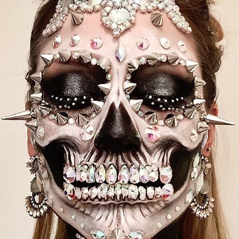 Talented Mixed Media Makeup Artist Transforms Her Own Face Into Gorgeous Decorative Skulls Vanessa Davis, Extreme Makeup, Dead Makeup, Media Makeup, Punk Skull, Special Fx Makeup, Sugar Skull Makeup, Theatrical Makeup, Special Effects Makeup