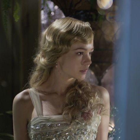 Daisy Great Gatsby, The Great Gatsby Movie, Gatsby Movie, The Great Gatsby 2013, Daisy Buchanan, Gatsby Costume, Cosmic Girl, Dark Academia Fashion, Carey Mulligan