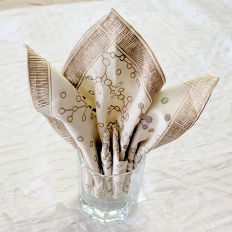 6 Easy Napkin Folding Ideas - Flower In A Glass Napkins In Glasses Ideas, Easy Napkin Folding Ideas, Napkins Folding, Diy Napkin Folding, Folding Napkins, Beautiful Napkin Folding, Napkin Folding Tutorial, Napkin Folding Ideas, Easy Napkin Folding