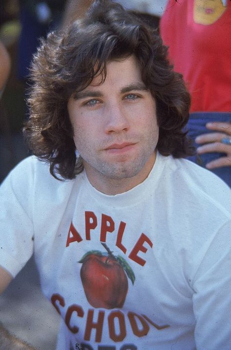 Travolta poses wearing T shirt with the words, 'Apple School,' and an image of an apple emblazoned across the front, 1976  #johntravolta #film #Movies #actor #actorlife #dancer #handsome #70sfashion #menfashion #hero #hollywoodhero #70smenstyle Johnny Travolta, Diana Hyland, Danny Zuko, Short Celebrities, Shaved Hair Cuts, Kelly Preston, Saturday Night Fever, Night Fever, Olivia Newton John