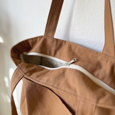 How to Sew a Recessed Zipper (Enclosed End Method) - Bethany Lynne Makes Zippered Tote Bag Tutorial, Recessed Zipper, Sew Zipper, Tote Bag Tutorial, Oversized Tote Bag, Bag Tutorial, Seam Ripper, Fabric Scissors, Zipper Tote Bag