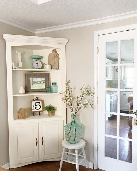 🍃Corner Cabinet 🍃 * * So I had moved this cabinet out of the dining room, but I really missed it. Shelfies aren’t easy for me but I’m going… Dinning Room Corner Decor, Corner Cabinet Ideas Dining, Corner Decorating Ideas Dining, Corner China Cabinet Ideas, Built In Corner Cabinet Dining Room, Corner China Cabinet Display, Corner Hutch Ideas, Dining Room Corner Cabinet, Dining Room Corner Ideas