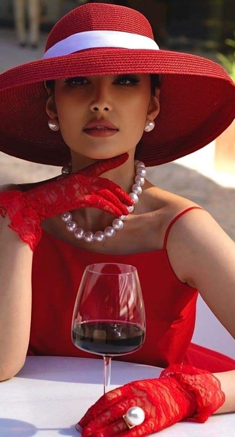 Royalty Photoshoot Ideas, Red Gloves Outfit, Lady In Red Photoshoot, Red Dress Photoshoot Ideas, Vintage Classy Outfits, Old Money Style, Outfits With Hats, Moda Vintage, Look Vintage