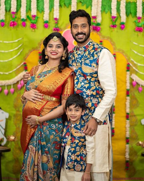 Indian Family Dress Set, Kalamkari Family Outfits, Family Birthday Outfit Ideas, Family Twinning Outfits Indian, Family Matching Outfits Photography, Family Combo Dress Indian, Matching Dress For Family, Family Combo Dress, Family Matching Outfits Indian