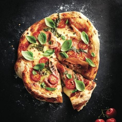 21 Pizza Recipes That Are Better Than Delivery | Chatelaine Tandoori Naan Recipe, Tuscan Pizza, Homemade Pizza Recipe Easy, Margherita Pizza Recipe, Turkey Spices, Delicious Pizza Recipes, Recipes With Naan Bread, Diy Pizza, Easy Homemade Pizza