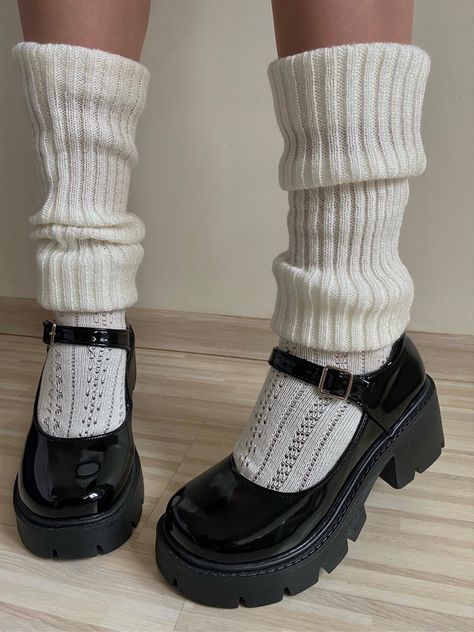 Mary Jane Shoes Outfit Winter, Mary Jane Shoes Outfit Aesthetic, Socks Mary Janes, Platform Mary Janes Outfit, How To Style Mary Janes, Outfits With Mary Janes, Mary Jane Outfit, Scrunch Socks, Mary Jane Shoes Outfit