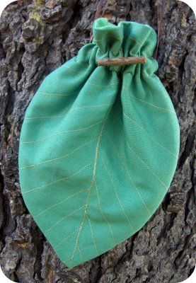 drawstring leaf bag tutorial Good for sewing bags with a lining too Tree Fu Tom, Drawstring Bag Tutorials, Pagan Crafts, Pretty Leaf, Goody Bags, Woodland Fairy, Fairy Parties, Costumes Ideas, Drawstring Bag Designs