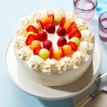 Asian Birthday, Asian Cusine, Chinese Bakery, Cake Decorated With Fruit, Whipped Cream Cake, Chinese Cake, Whipped Cream Cakes, Cream Cake Recipe, Dessert Places