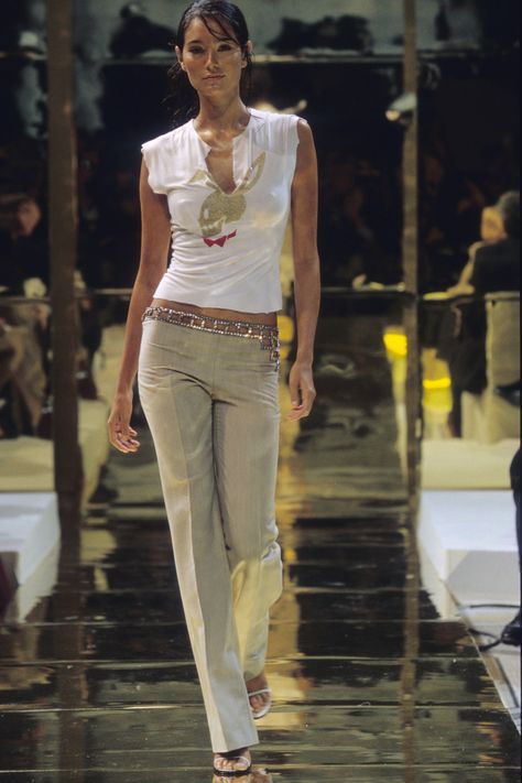 Chloé Spring 2000 Ready-to-Wear Fashion Show | Vogue 2000s Runway, Stella Mcartney, Chloe Lukasiak, Original Supermodels, 1990's Fashion, Weather Wear, Couture Runway, Carrie Bradshaw, Runway Collection