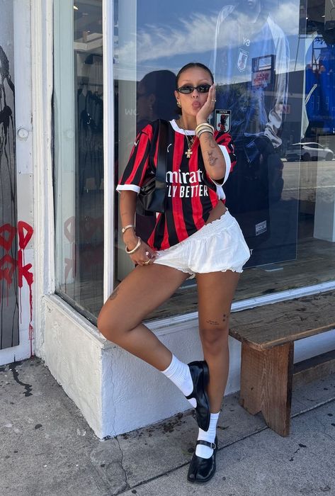 Demure Outfit, Active Wear Fashion, Football Jersey Outfit, Interesting Outfits, Soccer Outfits, Jersey Outfit, Football Outfits, Streetwear Fashion Women