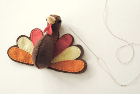 Felt Turkey, Homemade Stuffed Animals, Stuffed Animal Ideas, Make A Stuffed Animal, Harvest Crafts, Stuffed Animal Pattern, Stuffed Turkey, Felt Toys Patterns, Felt Animal Patterns