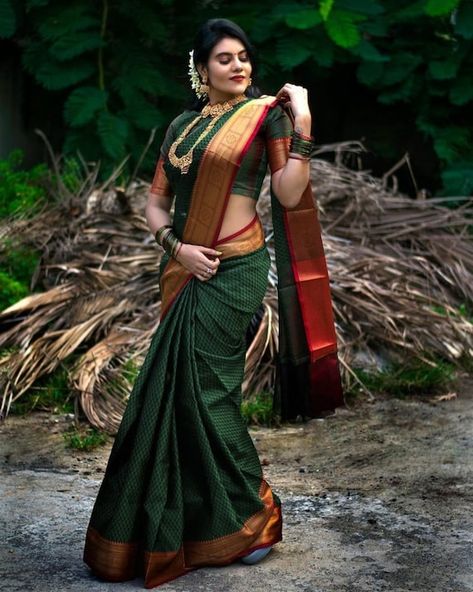 Saree Photoshoot Poses, Saree Red, Saree Poses, Border Saree, Indian Fashion Saree, Saree Photoshoot, Green Saree, Saree Models, Indian Models