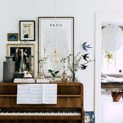 /// Piano Decor, Piano Room, Ideas Hogar, Style Deco, Modern Mid Century, Retro Home Decor, Retro Home, Vintage Modern, Front Room