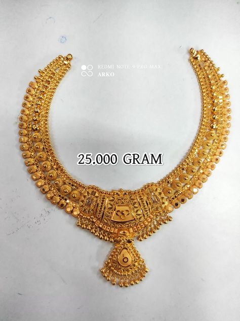 South gold degine Latest Gold Set Designs, Gold Set Designs, Gold Necklace Designs Latest, Gold Set Design, Simple Necklace Designs, Circle Mehndi, Bridal Jewelry Sets Brides, Bridal Jewellery Earrings, Cutwork Blouse